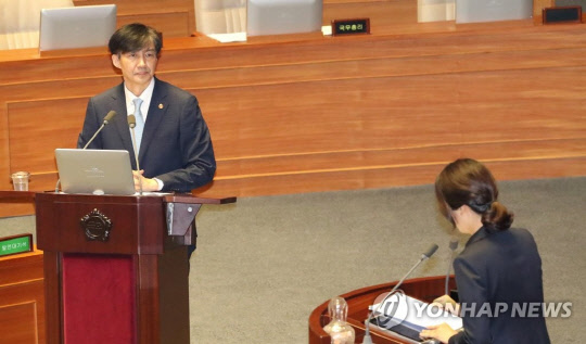 조국 법무부 장관이 1일 국회 본회의장에서 열린 교육·사회·문화 분야 대정부질문에서 바른미래당 김수민 의원의 질문을 듣고 있다. (사진=연합뉴스)